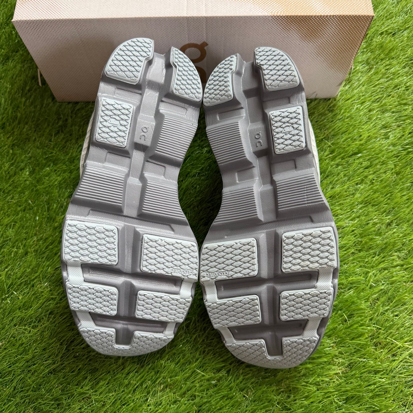 ON Running Cloudmonster 2 Frost Rock | EU41 26CM | Jak nowe | Outlet / Pre-owned