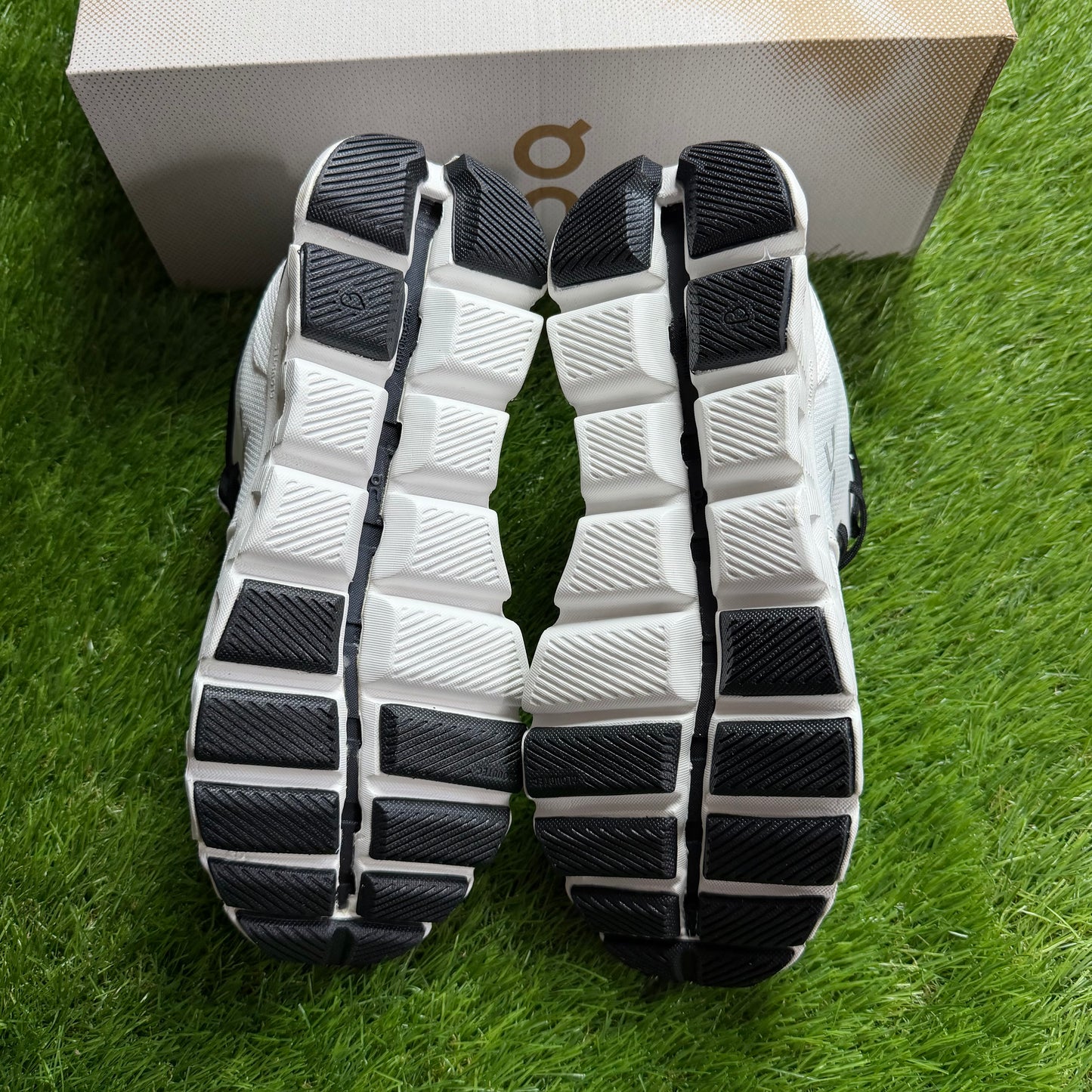 ON Running Cloud X 4 Ivory Black | EU41 26CM | Jak nowe | Outlet / Pre-owned