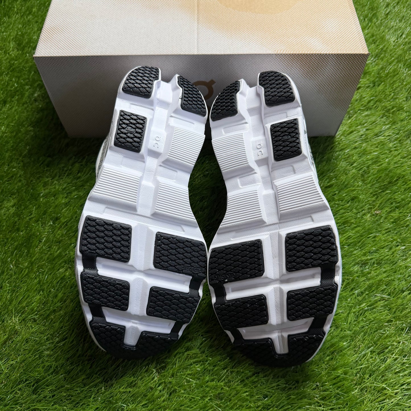 ON Running Cloudmonster 2 Undyed Frost | EU37 23CM | Jak nowe | Outlet / Pre-owned