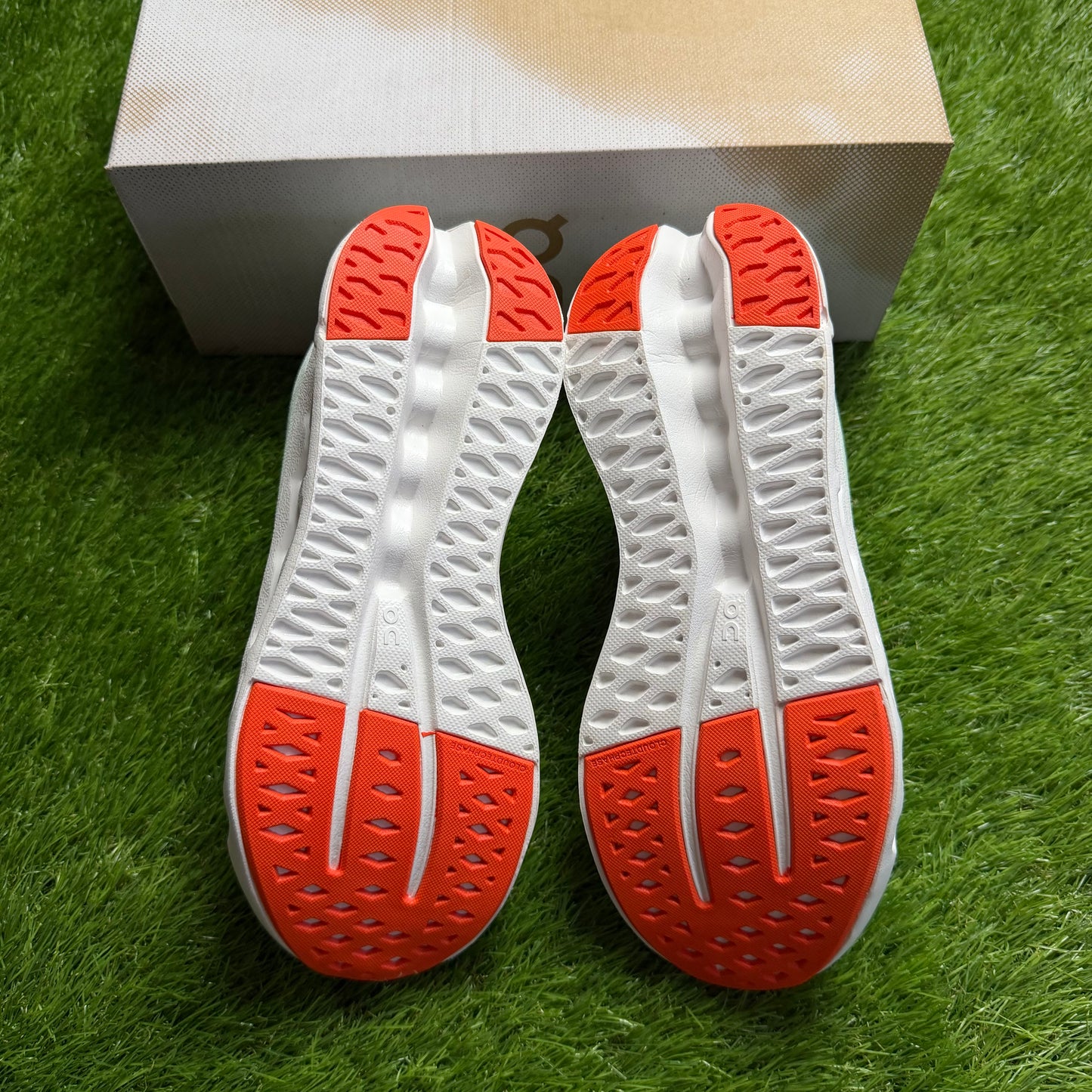 ON Running Cloudsurfer Creek White | EU41 26CM | Jak nowe | Outlet / Pre-owned