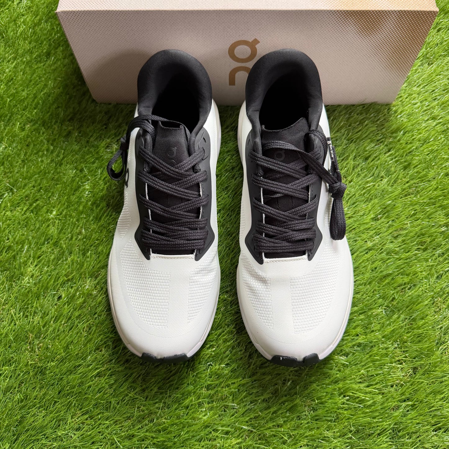 ON Running Cloudzone Ice Black | EU37 23CM | Jak nowe | Outlet / Pre-owned