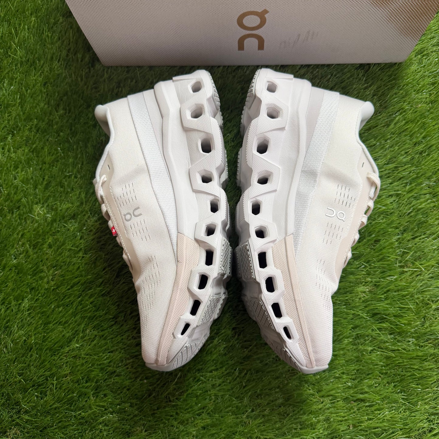 ON Running Cloudmonster 2 Sand Frost | EU37 23CM | Jak nowe | Outlet / Pre-owned