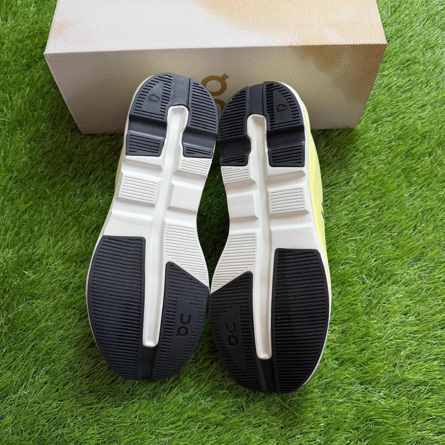 ON Running Cloudzone Limelight Black | EU40.5 25.5CM | Jak nowe | Outlet / Pre-owned