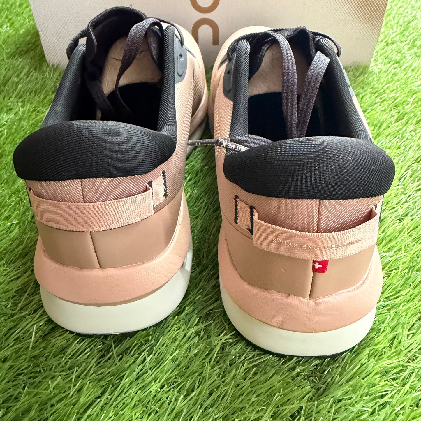 ON Running Cloudzone Rosebrown Black | EU40.5 25.5CM | Jak nowe | Outlet / Pre-owned