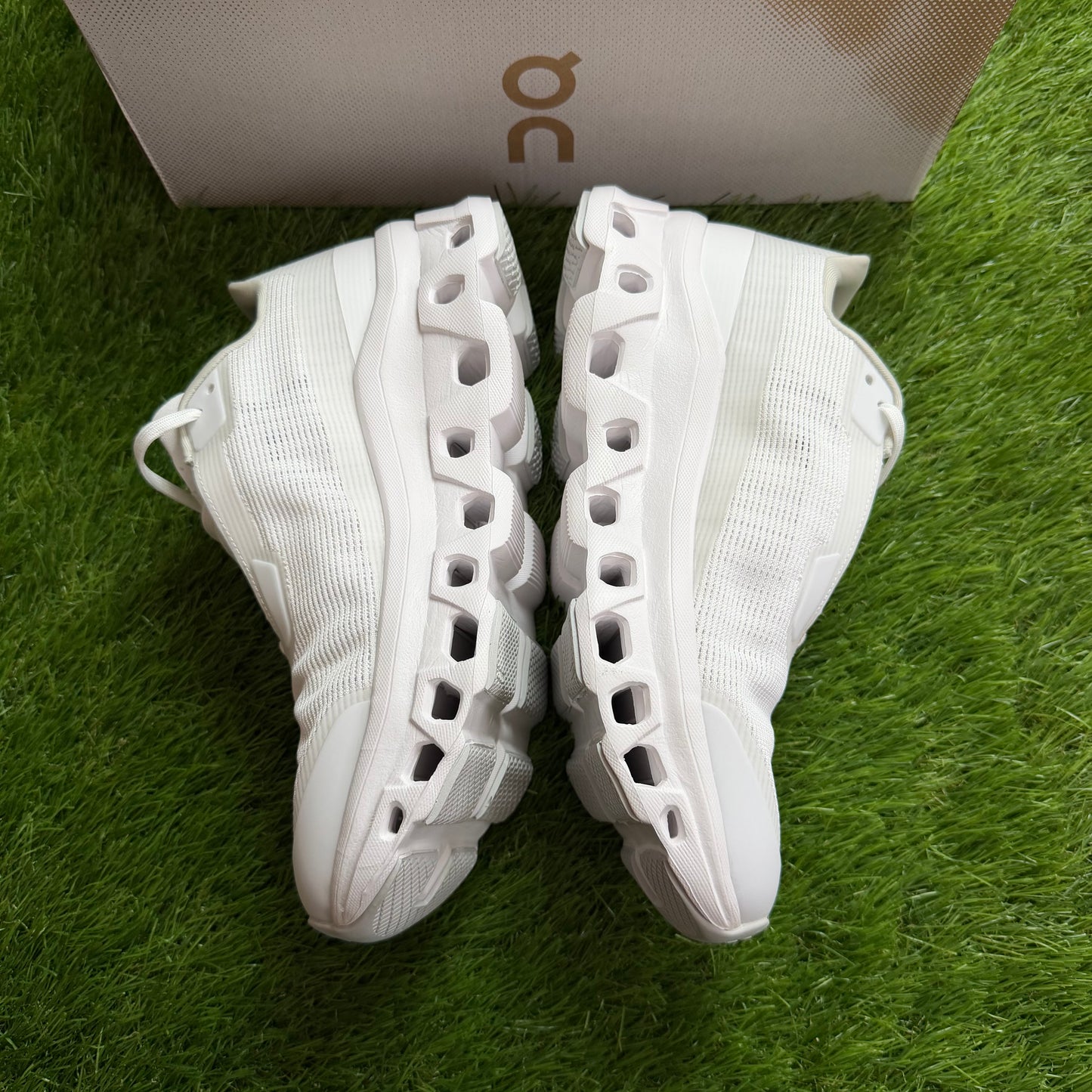 ON Running Cloudmonster Void All White | EU41 26CM | Jak nowe | Outlet / Pre-owned
