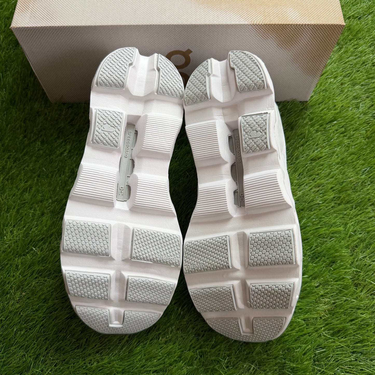 ON Running Cloudmonster Void All White | EU41 26CM | Jak nowe | Outlet / Pre-owned