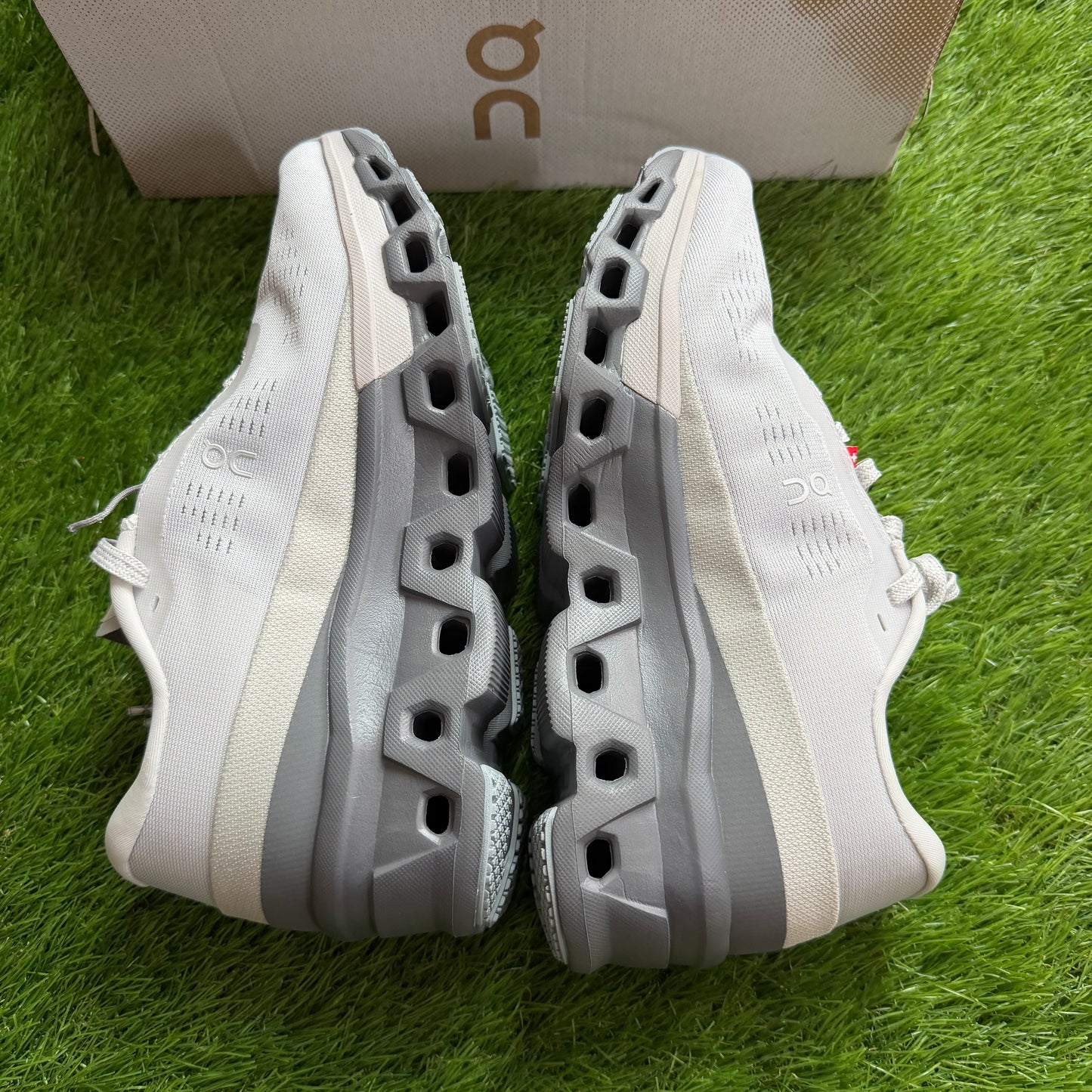 ON Running Cloudmonster 2 Frost Rock | EU41 26CM | Jak nowe | Outlet / Pre-owned