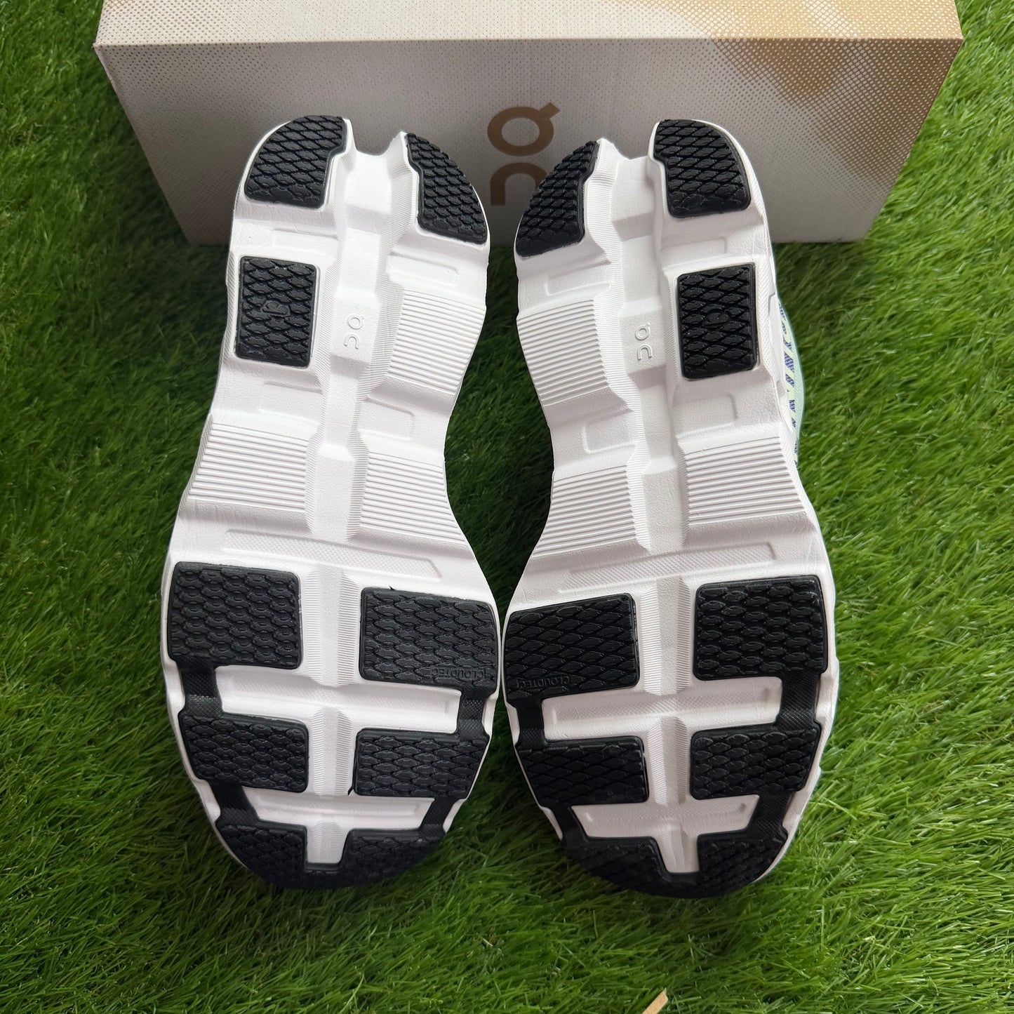 ON Running Cloudmonster 2 Mineral Aloe  | EU41 26CM | Jak nowe | Outlet / Pre-owned