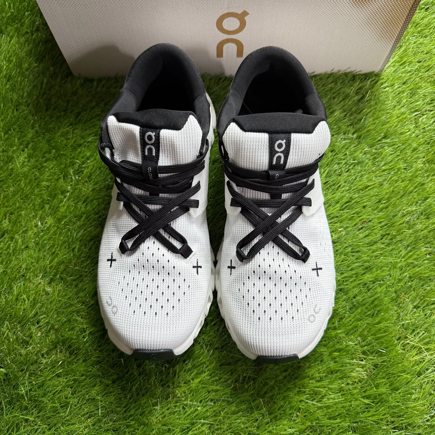 ON Running Cloud X 4 Ivory Black | EU37 23CM | Jak nowe | Outlet / Pre-owned