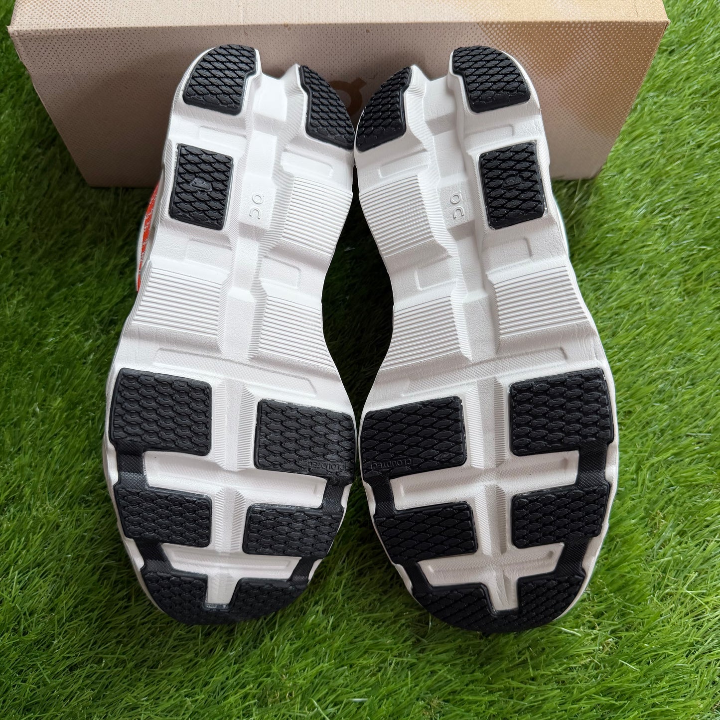 ON Running Cloudmonster 2 Undyed Flame  | EU37 23CM | Jak nowe | Outlet / Pre-owned
