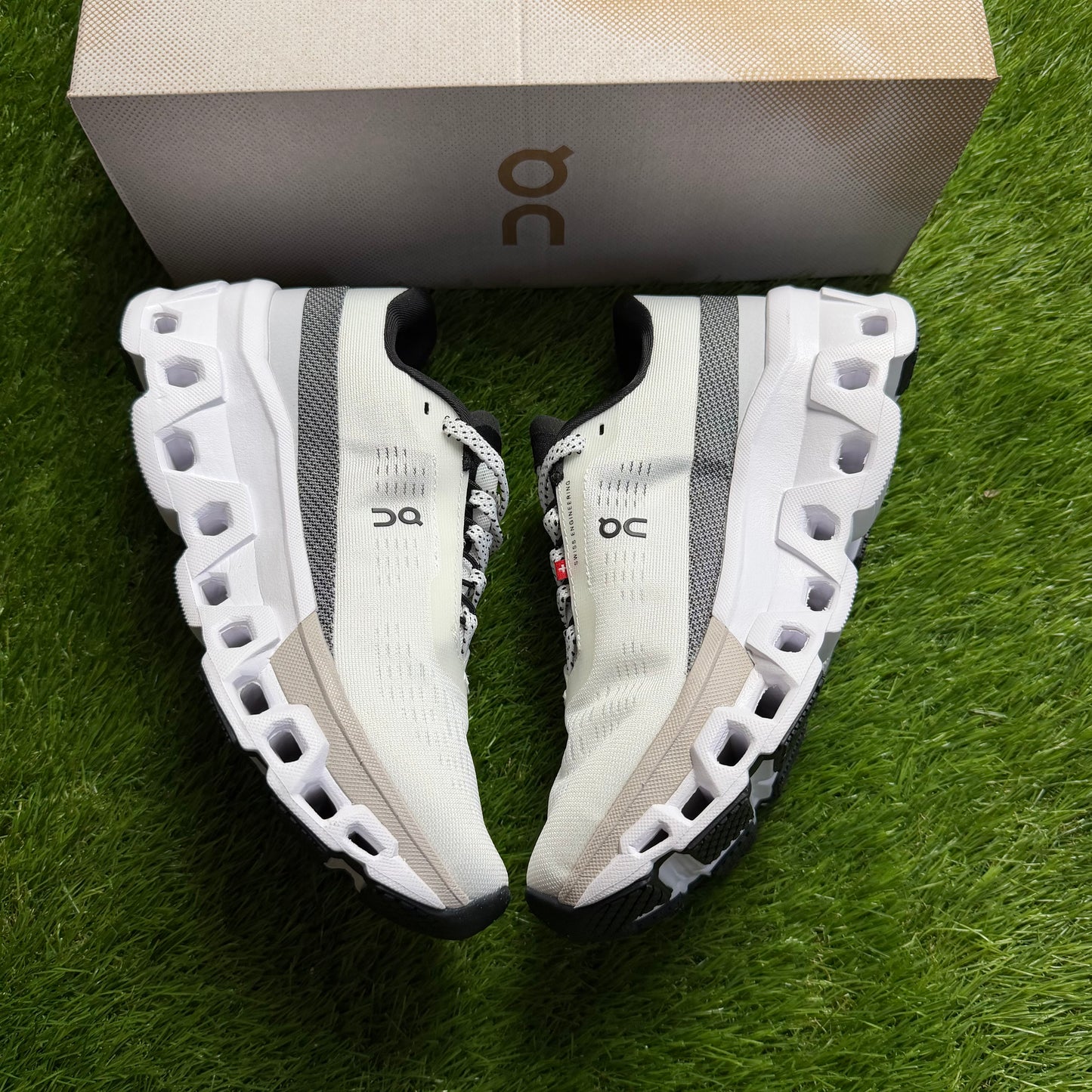 ON Running Cloudmonster 2 Undyed Frost | EU37 23CM | Jak nowe | Outlet / Pre-owned