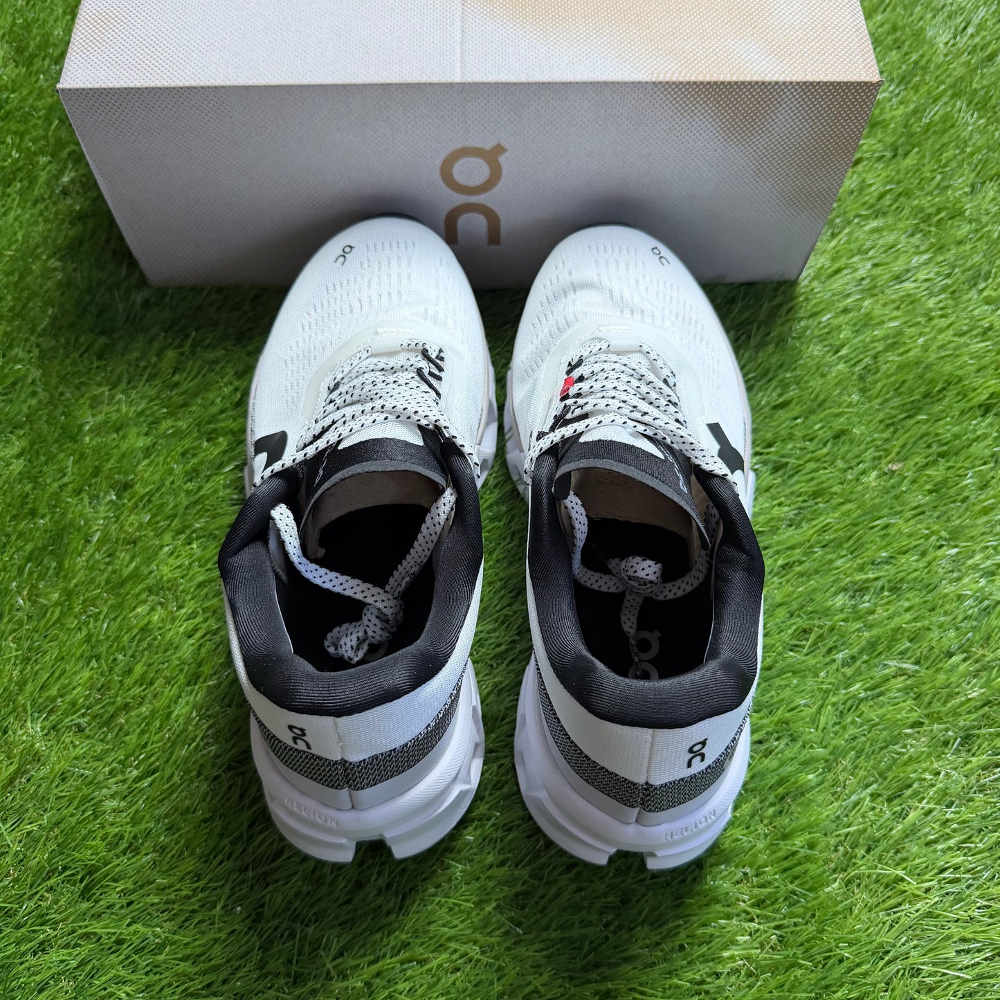 ON Running Cloudmonster 2 Undyed Frost | EU37 23CM | Jak nowe | Outlet / Pre-owned
