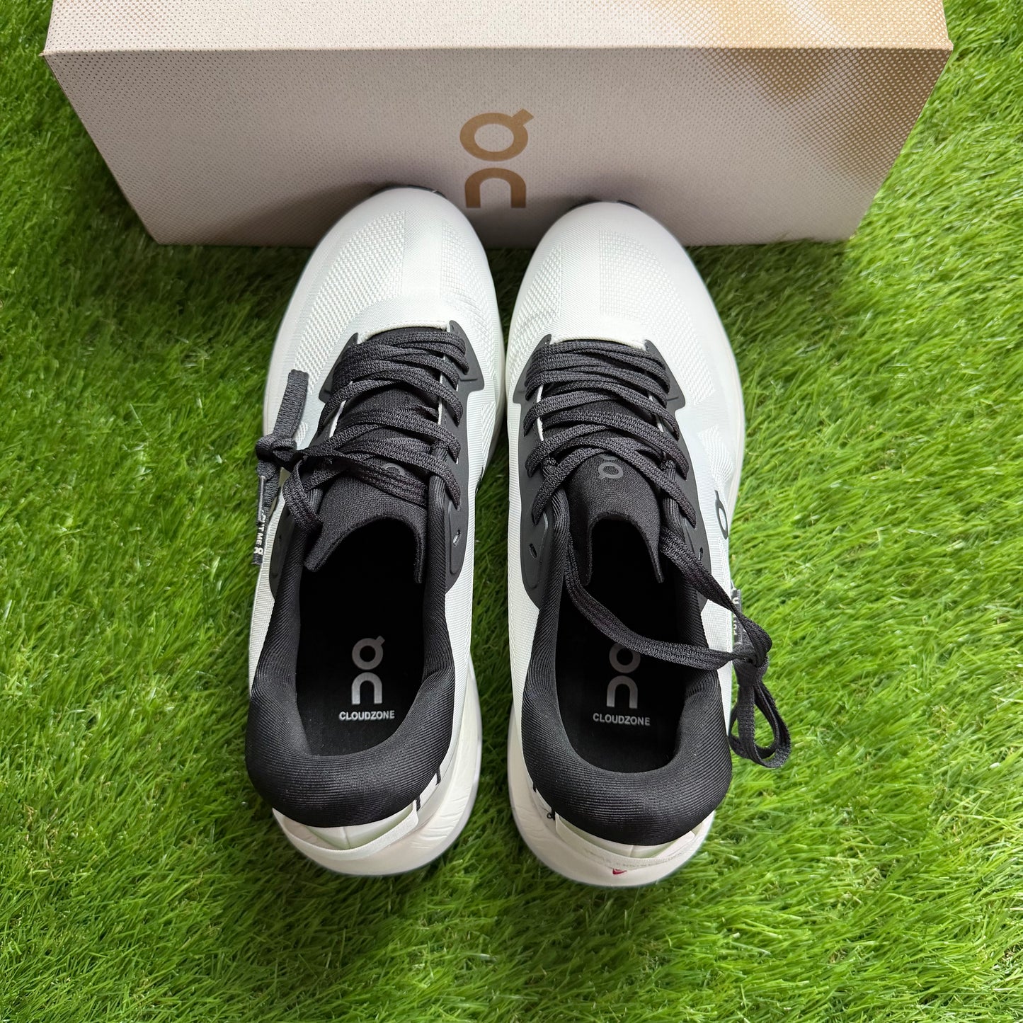 ON Running Cloudzone Ice Black | EU37 23CM | Jak nowe | Outlet / Pre-owned