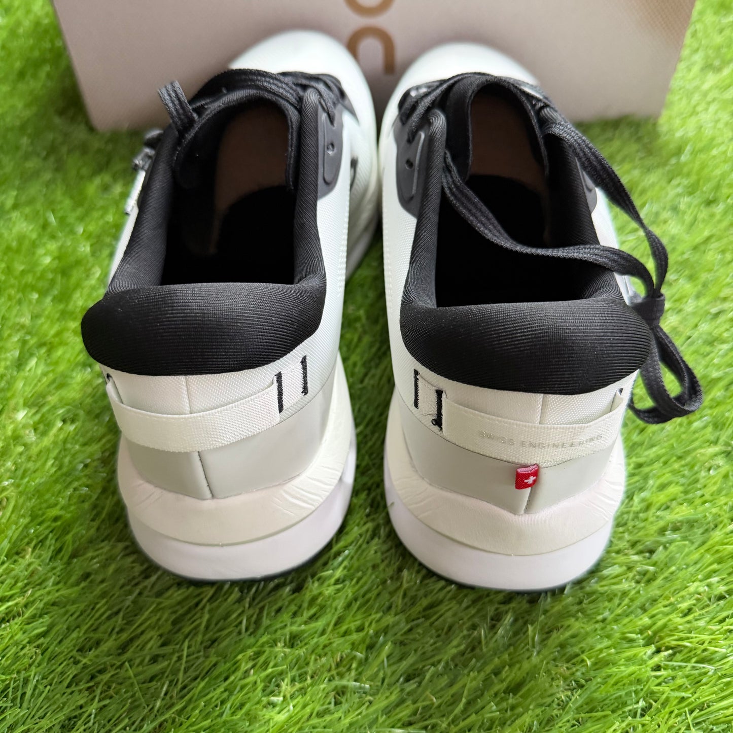 ON Running Cloudzone Ice Black | EU37 23CM | Jak nowe | Outlet / Pre-owned