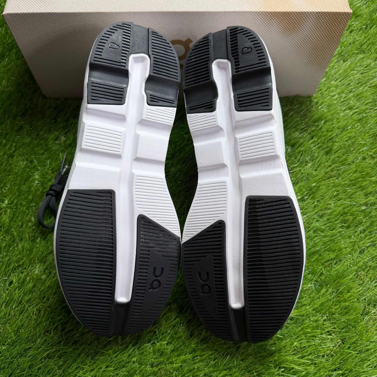 ON Running Cloudzone Ice Black | EU37 23CM | Jak nowe | Outlet / Pre-owned