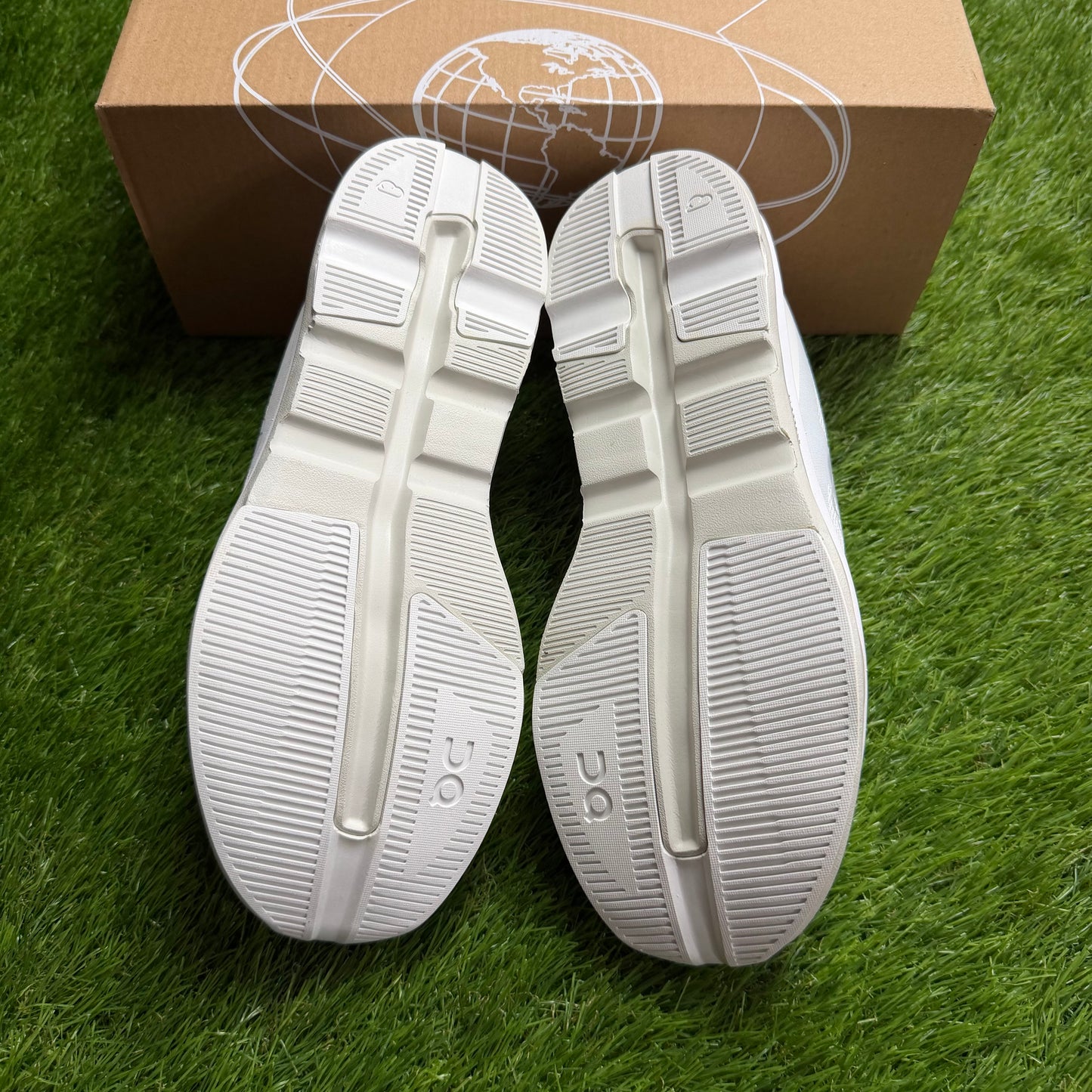 ON Running Cloudzone KITH White Ice  | EU37 23CM | Jak nowe | Outlet / Pre-owned